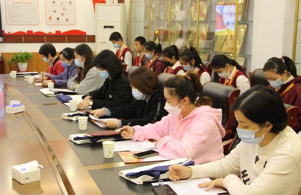 家长、学生观摩团认真查看评比细则