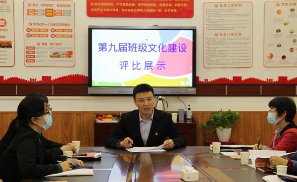 郑州49中政教主任徐光辉介绍展评内容