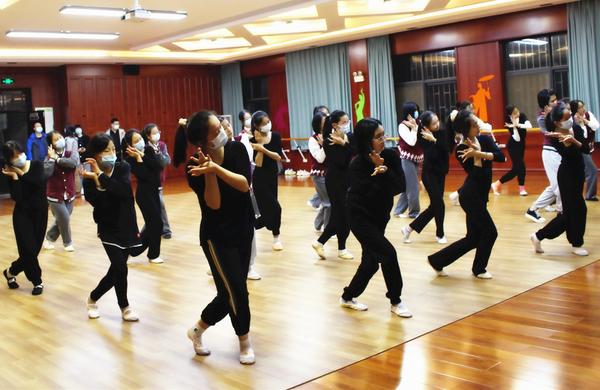 舞蹈社团优美舞姿