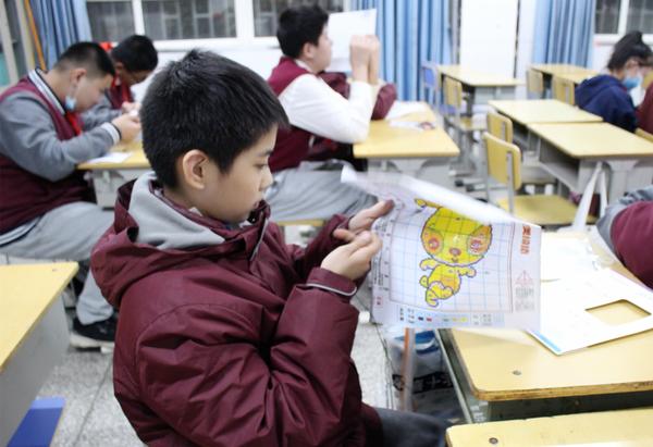 学生认真的刺绣