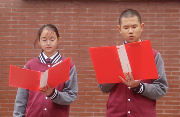 胡思雯、赵容辉做国旗下演讲