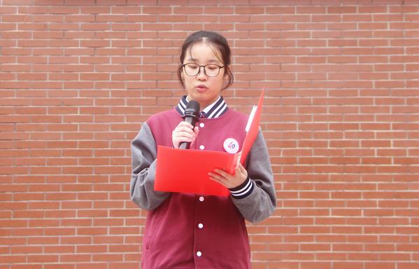 景楠主持升旗仪式