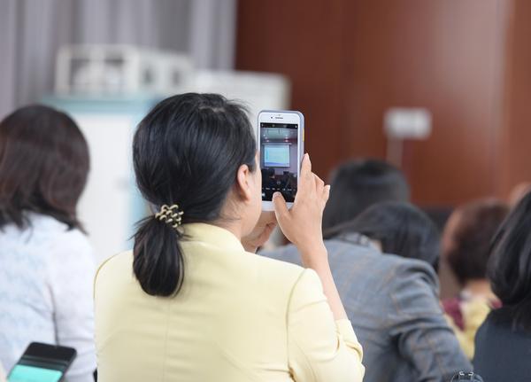 教师们时不时用手机拍下留存