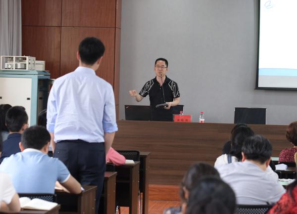 来松涛与现场教师互动