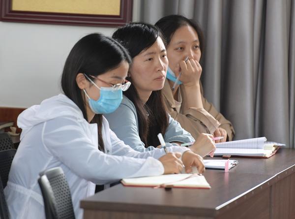 现场教师认真聆听