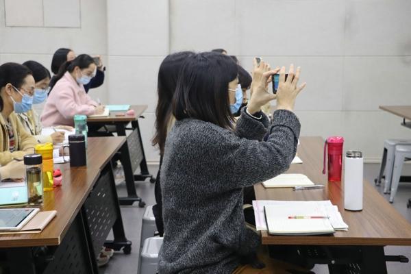 老师们认真聆听