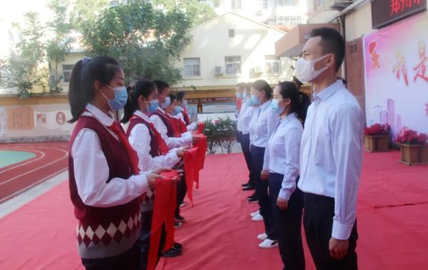 各中队代表为辅导员佩戴红领巾