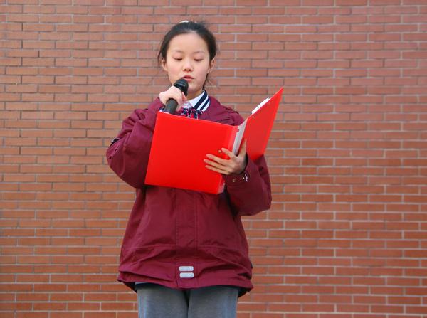 宁林丹主持升旗仪式