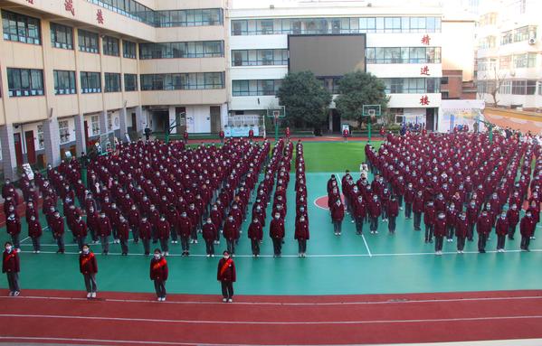 1郑州49中举行室外升旗仪式