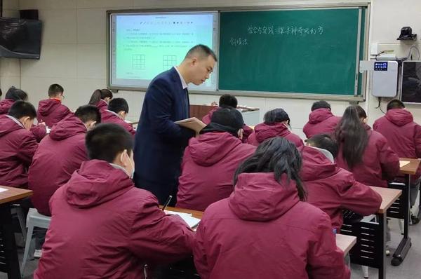省级骨干教师耿永刚老师正在给学生授课