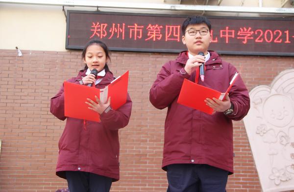 4赵鸿博、赵晨悦做国旗下演讲