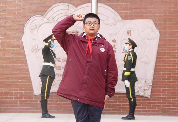 5邵帝文带领全体师生进行宣誓