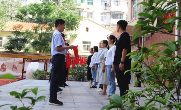 各中队代表为辅导员佩戴红领巾