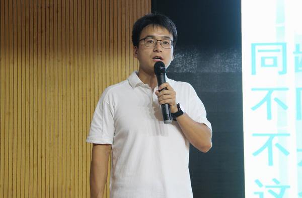 校团委书记刘冰进行主题分享