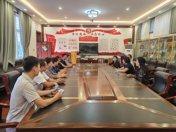 任课教师与学生代表一同回忆曾经的初中生活