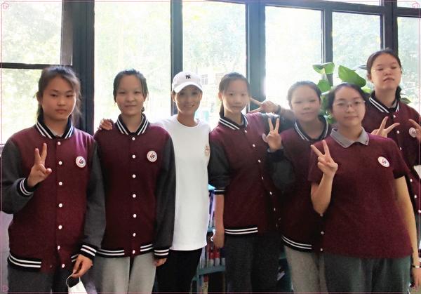 我与老师合张影 (33)