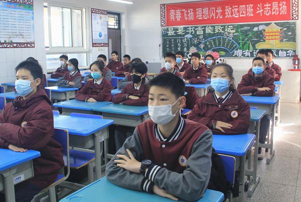 郑州49中举行室内升旗仪式