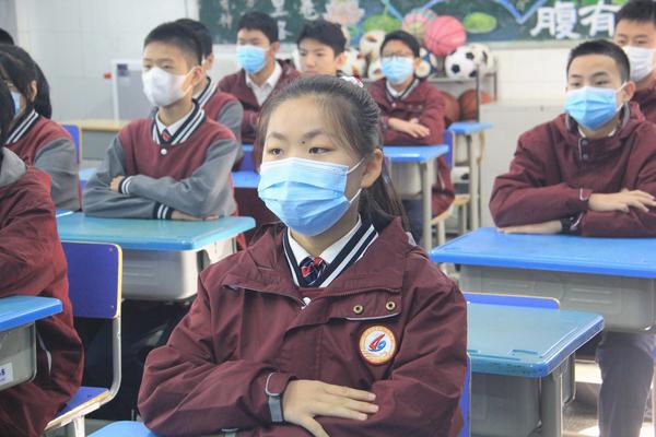 认真参加升旗仪式