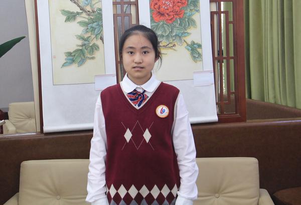 魏金晓主持升旗仪式