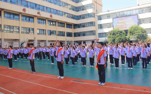 全体学生面向国旗敬礼