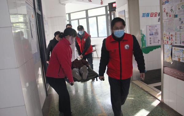 6发现被困人员进行救助