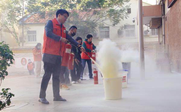 7班主任进行灭火器使用