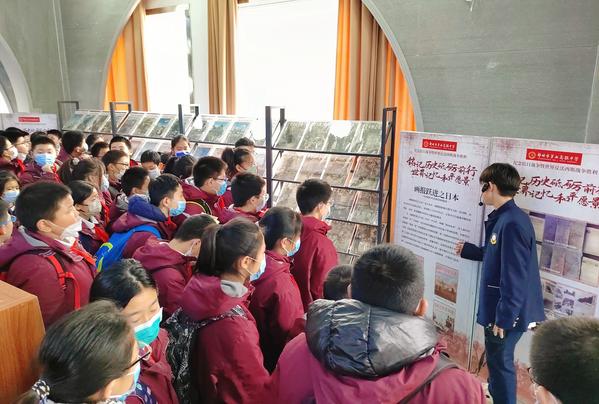 5同学们参观学习抗日纪念馆 (1)