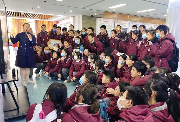 5同学们参观学习抗日纪念馆 (2)