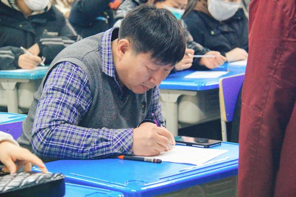 8.家长认真记录会议内容