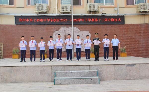 19校长王海勤为亚军、季军班级颁奖