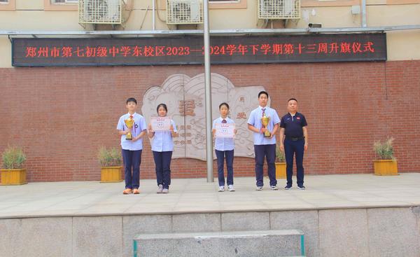 20党支部书记楚东升为冠军班级颁奖