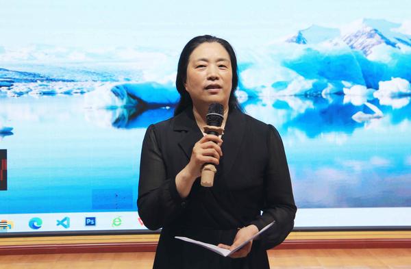 2郑州七初东校区党支部副书记宋琪主持活动