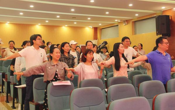 5教师参加现场游戏