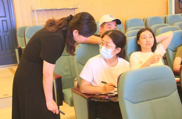 8与主讲老师进行交流