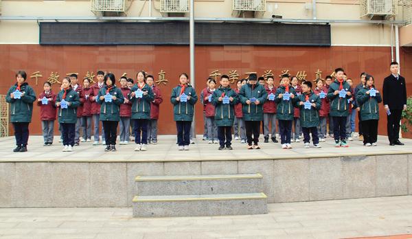 5、三位年级主任为校园之星颁奖