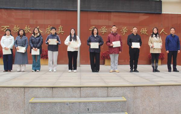 9、校长王海勤为年纪优秀教师颁奖