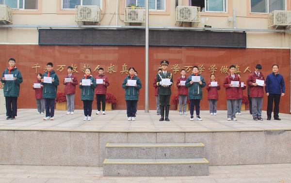 12、校长王海勤、党支部副书记宋琪为年级单科状元颁奖