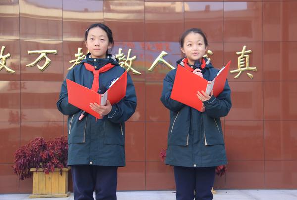 6丁婷婷、史雨辰同学进行国旗下演讲