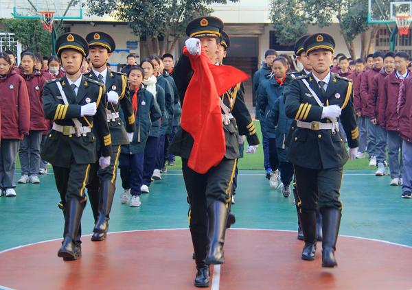 2校国旗班与启航三班学生代表执行升旗仪式