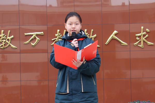 3李泽萱同学主持升旗仪式