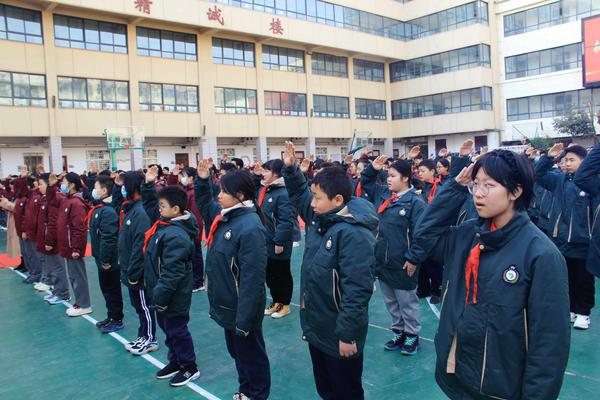 4全体师生向国旗敬礼