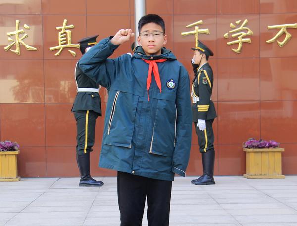 4杨耀东同学带领全体师生宣誓