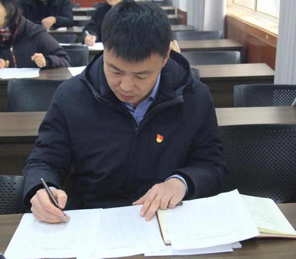 七初东校区召开2024年度组织生活会和民主评议党员大会 (4)