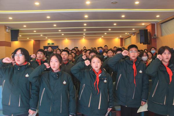 2学生干部进行集体宣誓