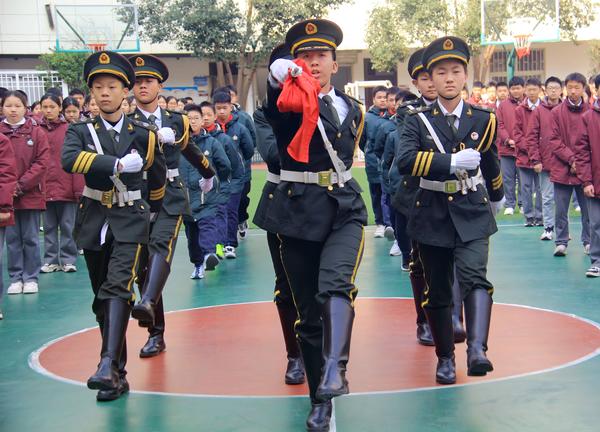 2校国旗班与启航三班学生代表执行升旗仪式