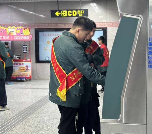 紫荆站点学雷锋，少年先锋传文明 (2)