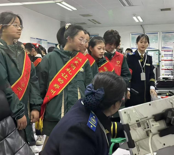 紫荆站点学雷锋，少年先锋传文明 (6)