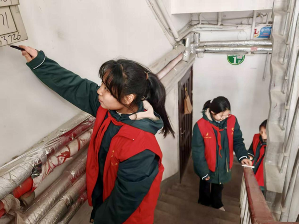 学子化身“社区小管家” (2)