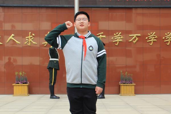 4朱泽睿同学带领全体师生宣誓