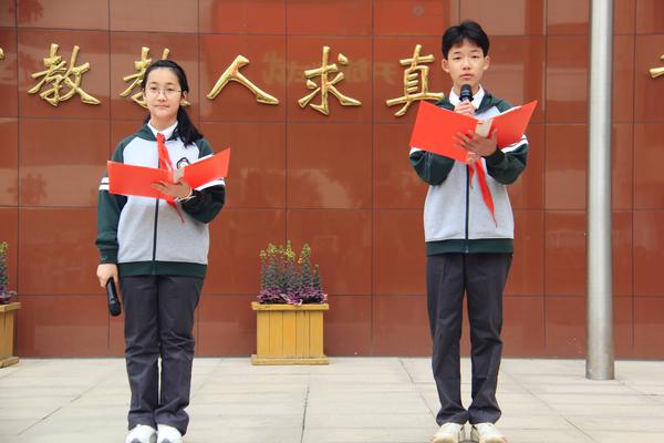 5陈颀薇、田浩辰同学进行国旗下演讲